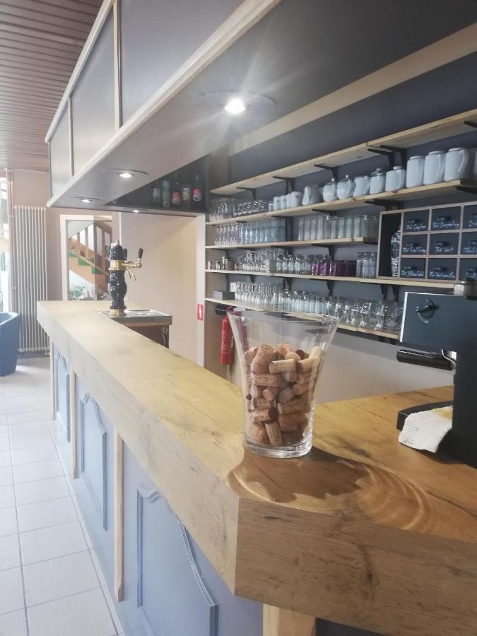 Logis Hotel Restaurant L'Oree Des Bois La Breille-les-Pins Kültér fotó