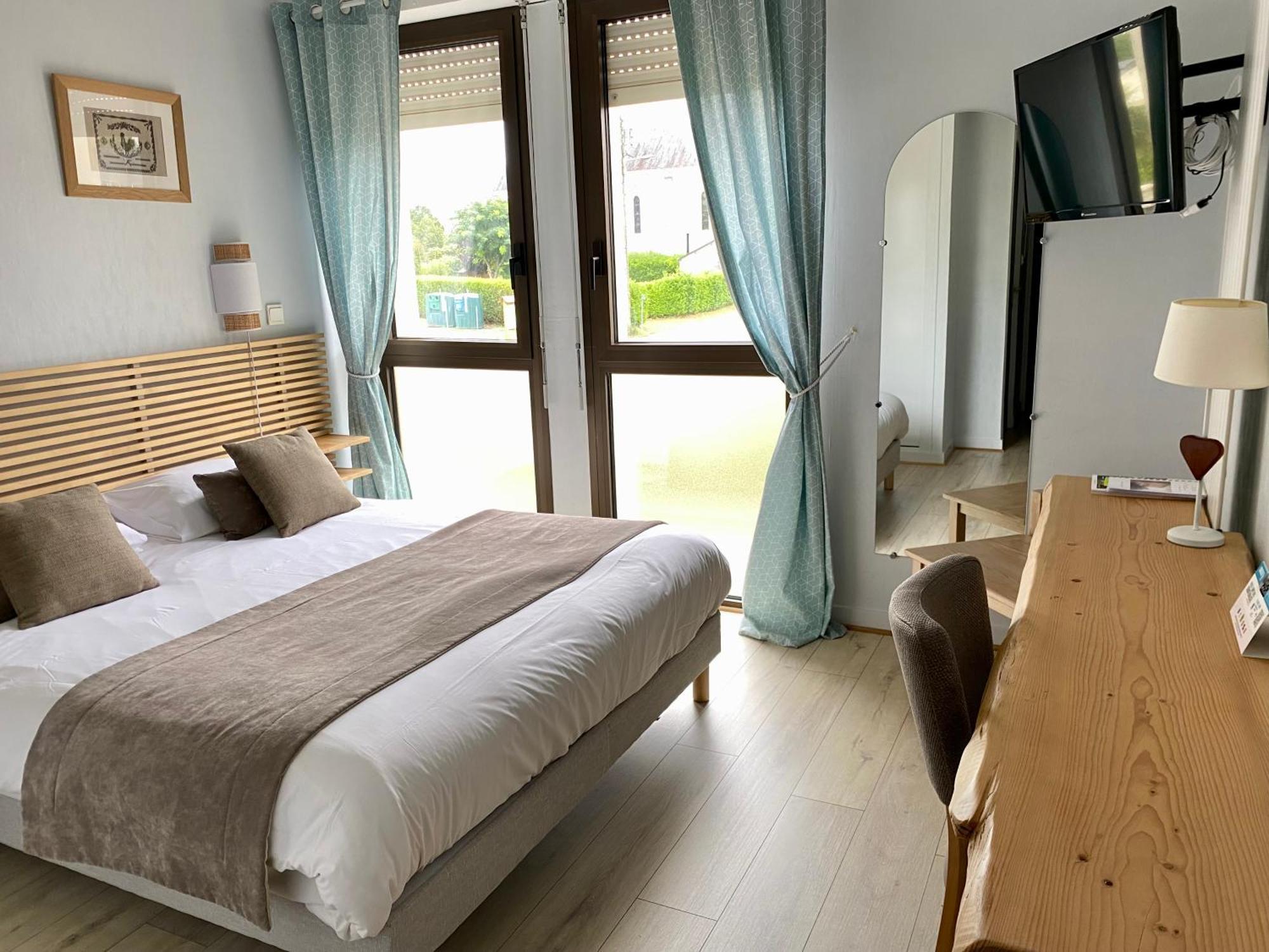 Logis Hotel Restaurant L'Oree Des Bois La Breille-les-Pins Kültér fotó