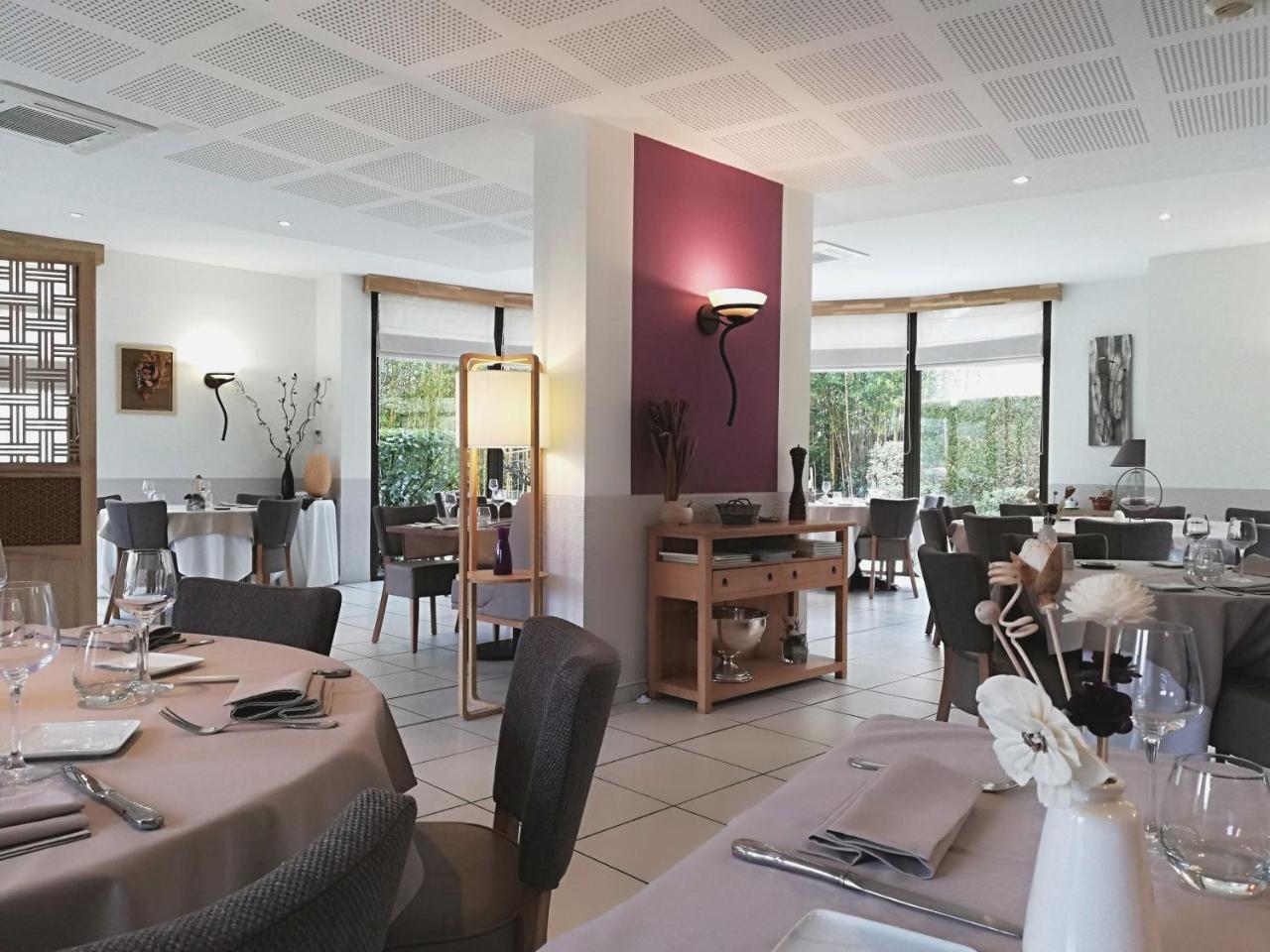 Logis Hotel Restaurant L'Oree Des Bois La Breille-les-Pins Kültér fotó